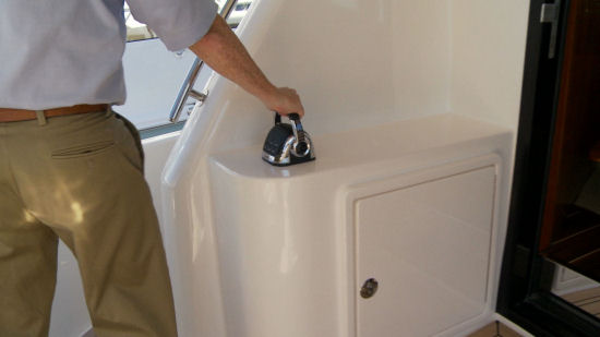 Maritimo M58 cockpit controls