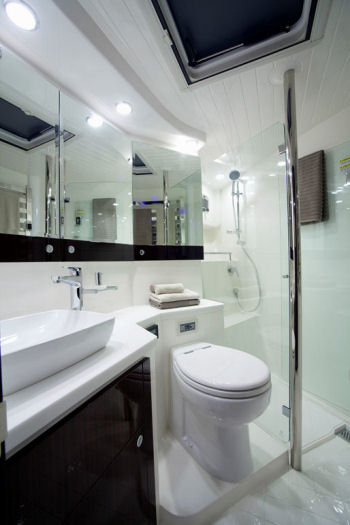 Maritimo M58 guest head