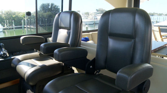 Maritimo M58 helm seats